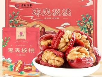 古村印象枣夹核桃：一口解锁甜脆双重奏，健康美味就该这么吃！